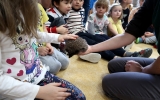 předávání kamaráda ježka do péče dětí