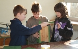 Děti z pražských mateřských a základních škol vyrábějí krmítka a budky pro ptáky