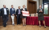 Převzetí dárkového šeku pro záchrannou stanici