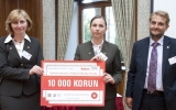 Převzetí dárkového šeku pro záchrannou stanici