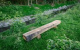 Dřevěné lavičky vyrobené v naší truhlárně a umístěné podél toku tvoří ostrůvky k odpočinku.