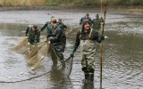 Rybáři na pražských rybnících budou na jaře opět chytat nejen do sítí.